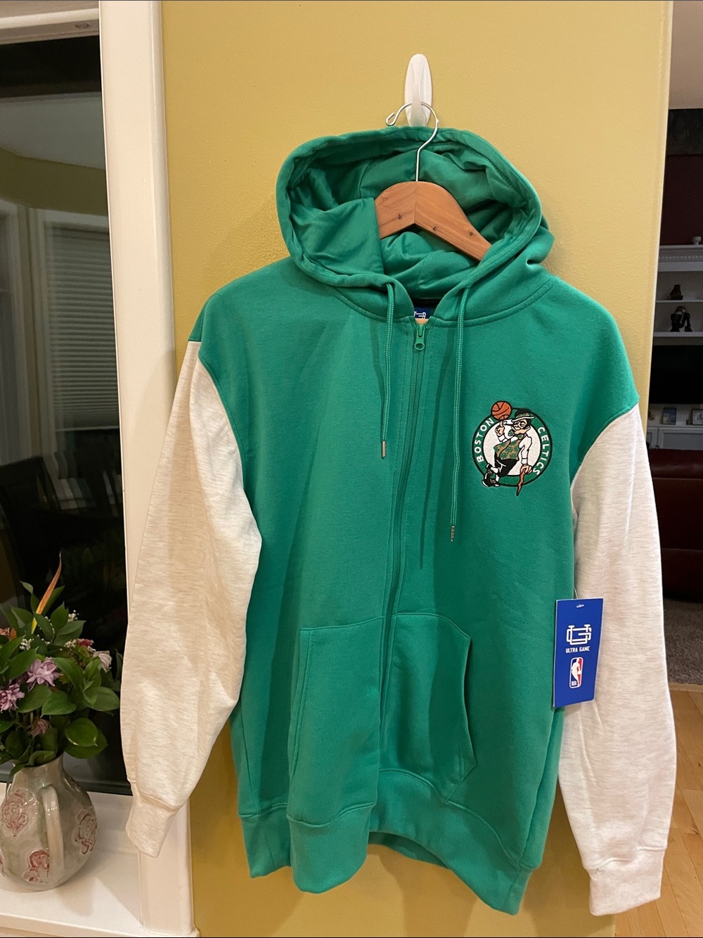 NWT NBA Green and White Boston Celtics Pullover Hoodie